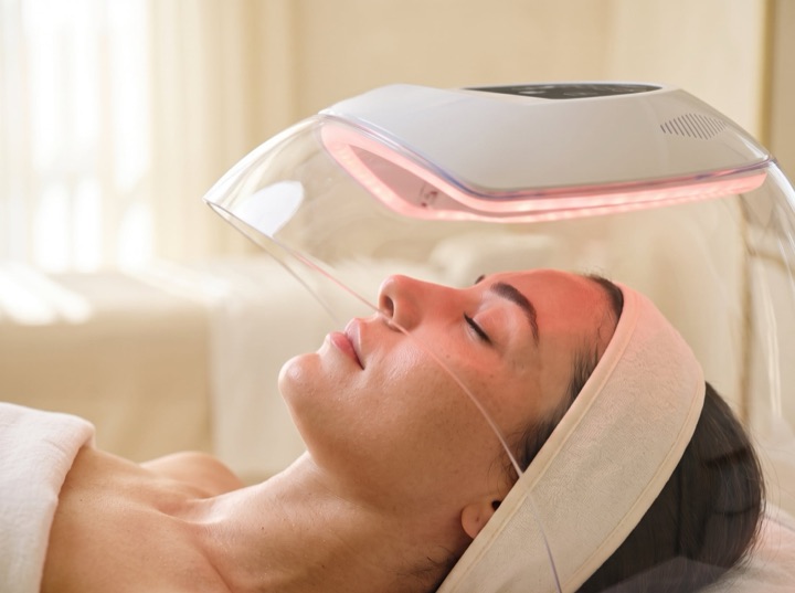 Otoderm oksijen kubbesi altında LED ışıkla yüz bakımı